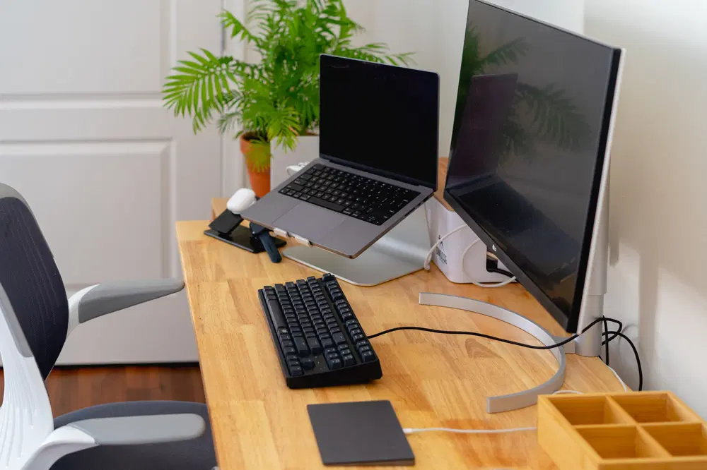 Best Home Office Essentials for Remote Workers (2025 Edition)